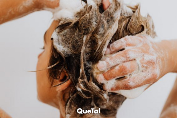 La forma correcta de lavarse el cabello boca abajo según TikTok ¿Funciona?